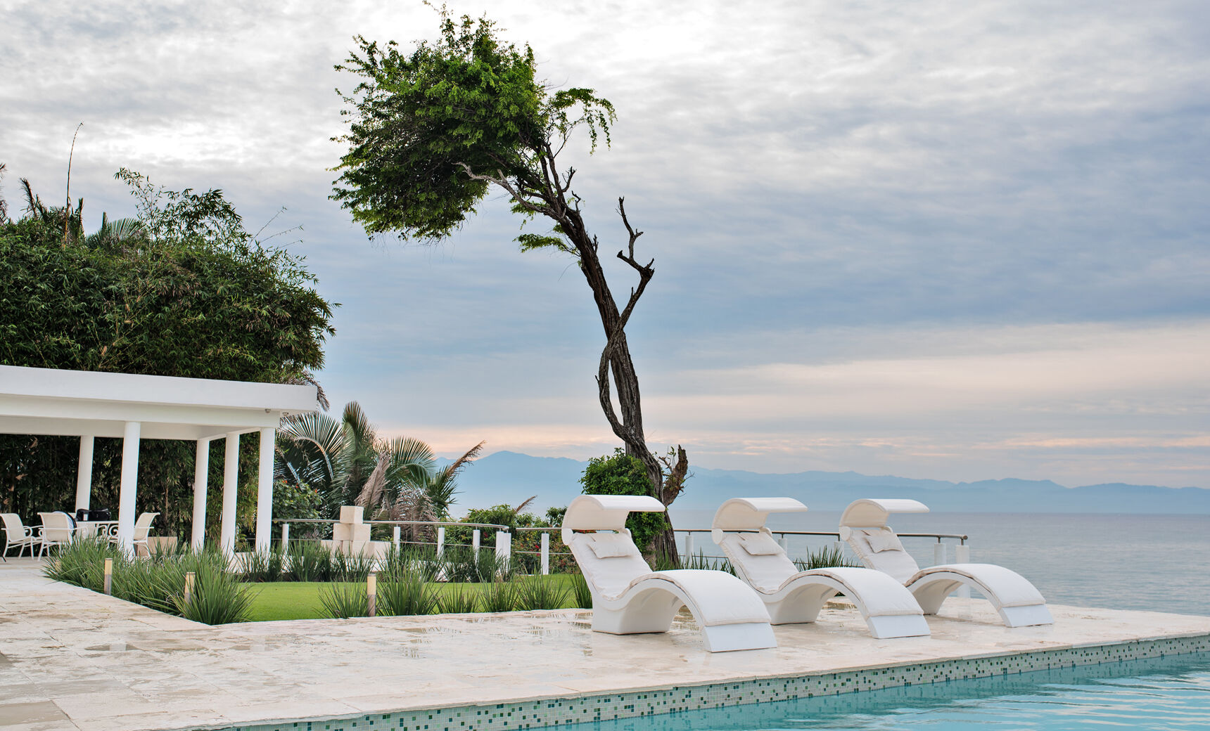 Signature Chaise Deep